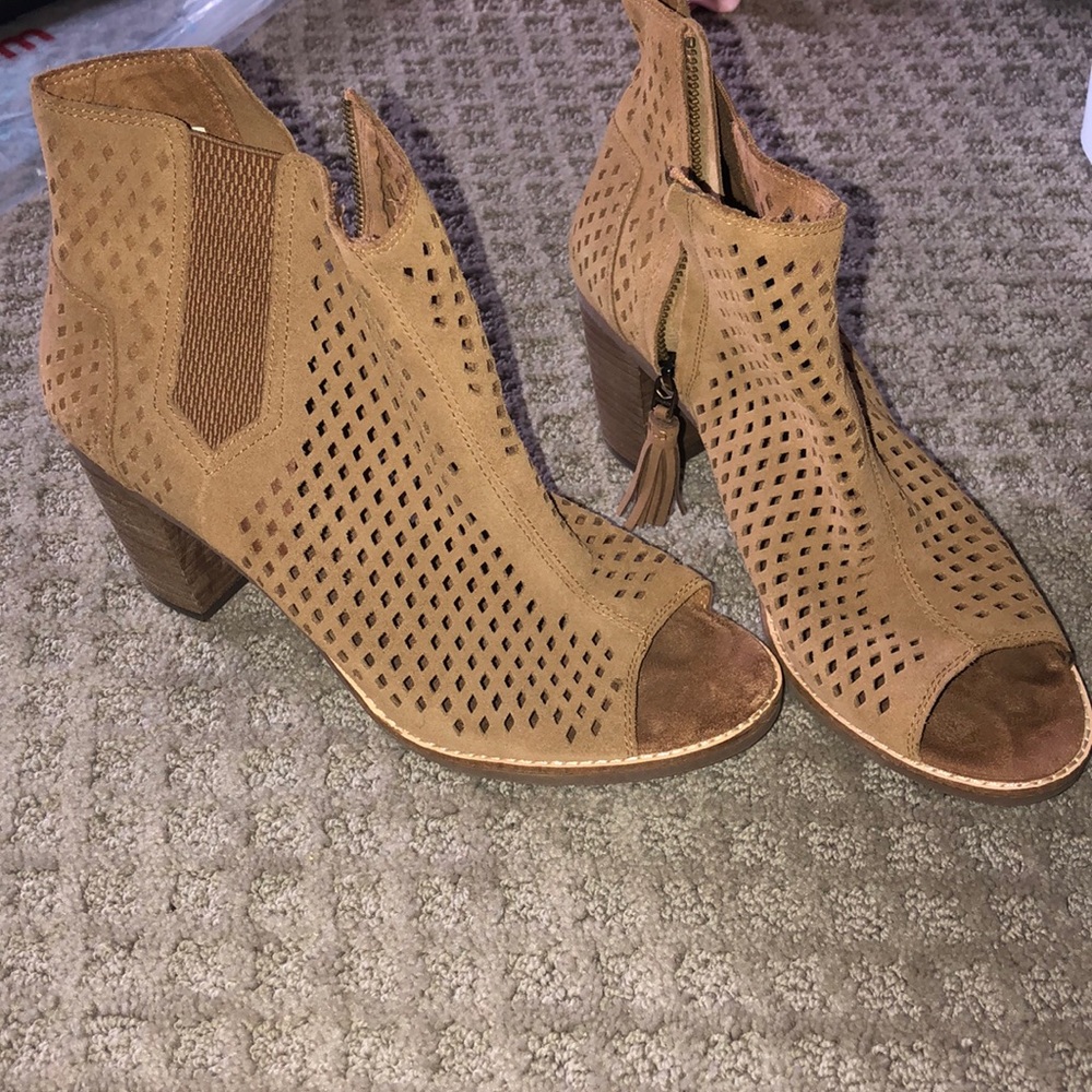 toms open toe wedge heels! perfect for spring!